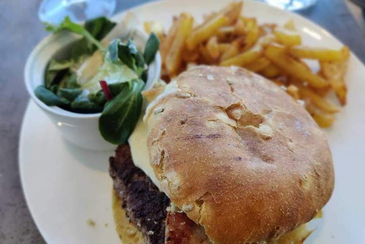 Le burger L'Ebresse, frites maison et salade verte