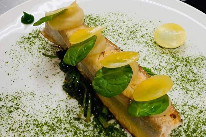 Le saumon Bömlo fumé maison au hêtre et foin de montagne, mousse légère au Wasabi
